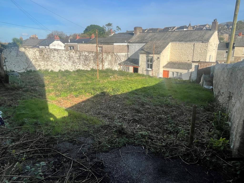 Lot: 141 - FREEHOLD HOUSE WITH LARGE GARDEN - Rear garden
